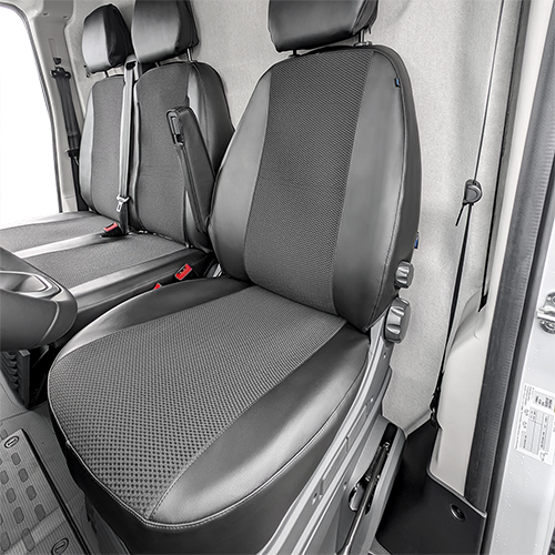 Schwatzer Schonsitzbezug des Fahresitzes eines Transporters