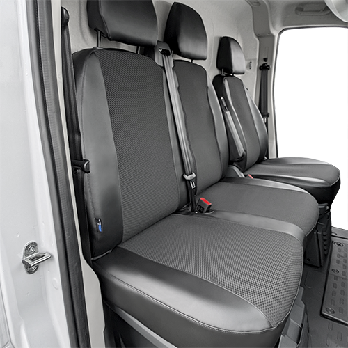 Doppelbeifahrer und Fahrersitze haben Scchonbezüge in einem Transporter