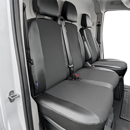 Doppelbeifahrer und Fahrersitze haben Scchonbezüge in einem Transporter